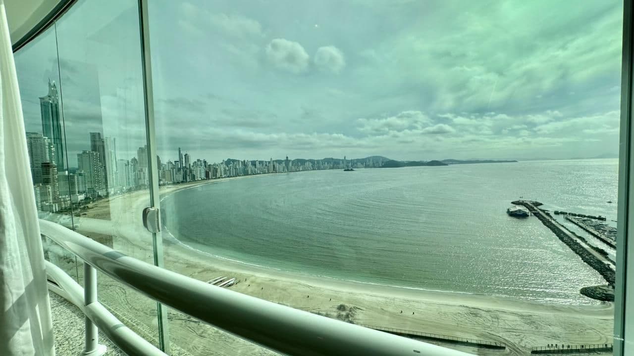 🌊 PÉ NA AREIA EM BALNEÁRIO CAMBORIÚ | LUXO, EXCLUSIVIDADE E VISTA DESLUMBRANTE!